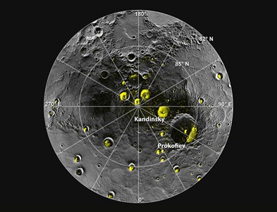 imagem mostra em amarelo depósitos de gelo nas crateras