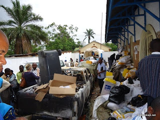 Une jeep de la Ceni incendiée la veille du jour du vote (28 novembre 2011) au soir emmenée dans un centre de compilation de Lubumbashi. Radio Okapi