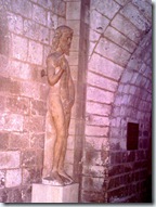 2011.07.08-016 statue d'Adam dans la crypte de la catédrale