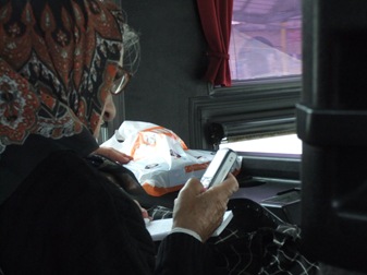 abuela con movil en el bus Belgrado-Zlatibor