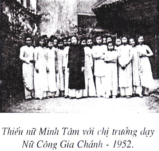 Thiếu Nữ GĐPT Minh Tâm (chùa Quán Sứ) với chị Trưởng dạy Nữ Công Gia Chánh - 1952