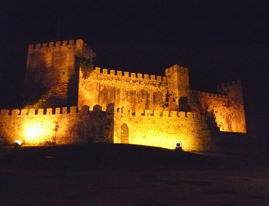 vista nocturna do Castelo de Montemor-o-Velho - Glória Ishizaka