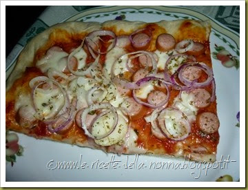 Pizza con wurstel e cipolla (7)