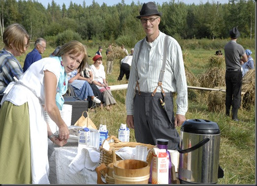 Teuvon kuvat -Teuvo images: Elisa ja Tapio Huhtanen järjesti perinteisen  rukiin leikkuun Noormarkun Teermosassa.