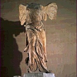 13.- Victoria de Samotracia