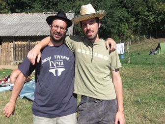 Con Jonas y mi sombrero nuevo en el camping, Guča