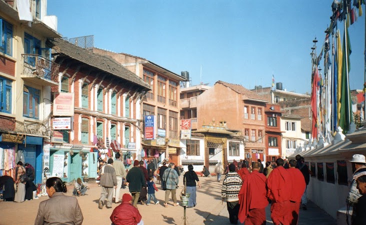 Imagini Nepal: pelerini spre stupa.jpg