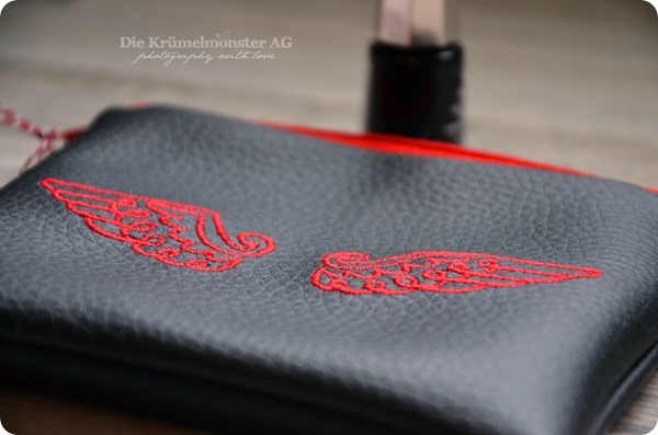 Engelflügel auf Ledertäschchen Embroidery by Anja Rieger (2)