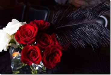 rosas vermelhas com pluma preta decoração casamento
