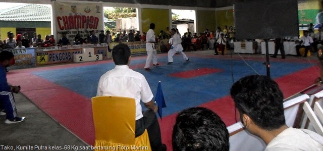 [Tako%252C%2520Kumite%2520Putra%2520kelas-68%2520Kg%2520saat%2520bertarung.Foto.Marlan.%255B14%255D.jpg]