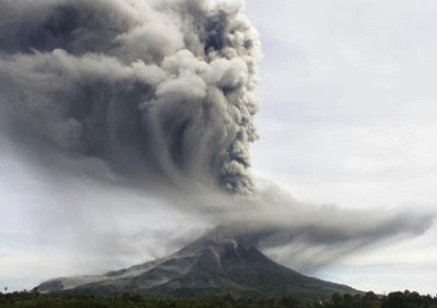 Vulcão entra em erupção