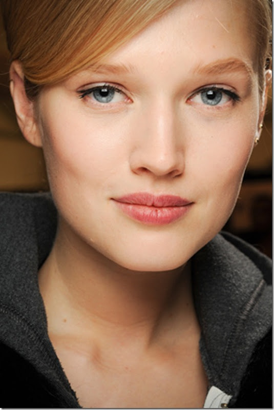 CAROLINA-HERRERA-FALL-2011-RTW-BEAUTY-01_runway