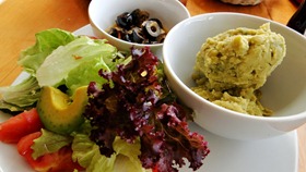 Salada, purê de ervilhas e molho de azeitona