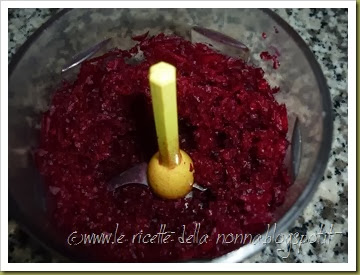 Tagliatelle con rapa rossa al sugo di cipolle caramellate e noci (5)