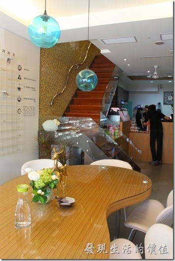 台南-L+B_Coffee綠色咖啡館一樓的景象及有點時尚間復古感的樓梯。