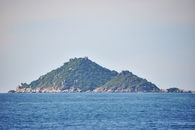 On aperçoit les îles de Nangyuan, présente sur pratiquement toutes les cartes postales évoquant Tao ou le golfe de Thaïlande. Ce regroupement d'îles sont connus pour leurs eaux paradisiaques ainsi que ces bancs de sables blanc qui relient chaque îlot entre eux. DSC_0054.JPG