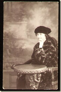 1920s_Woman_Fur_Coat