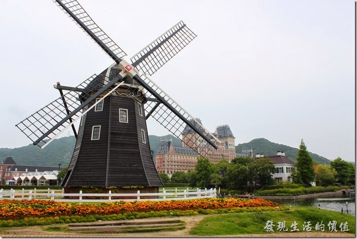 日本北九州-豪斯登堡。大型的風車加上各種顏色的花草，讓人流連忘返。