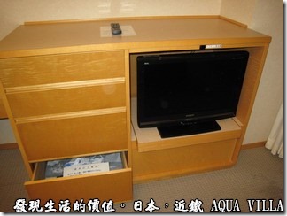 日本伊勢志摩市的近鐵水上別墅飯店(Hotel Kintetsu Aquavilla Ise-Shima)，房間內的設備都是小小地，連書桌也是小小一片木頭而已，電視機更是小得可憐，大概只有24吋吧！