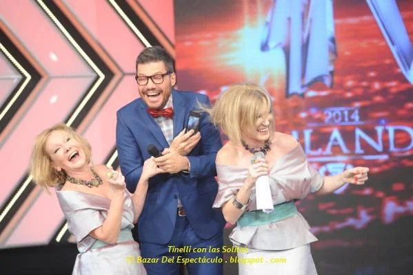 Tinelli con las Solitas.jpg