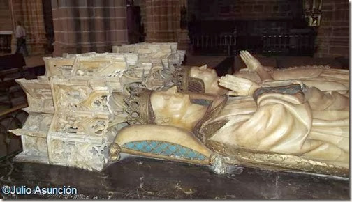 Detalle de las filigranas góticas de los doseles de la tumba de Carlos III el Noble