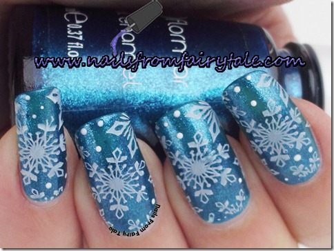 matching manicure - snowflakes 6