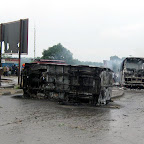 Véhicules brûlés par les manifestants à l'Unikin, 13 février 2011.