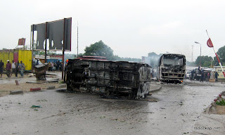 Véhicules brûlés par les manifestants à l'Unikin, 13 février 2011.