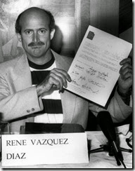 rene_vazquez_diaz_muestra_la_declaracion_de_estocolmo_en_1994