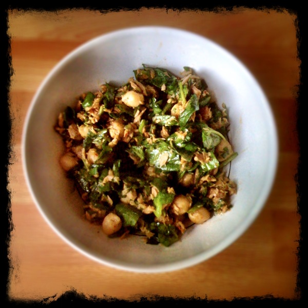 Thai chickpea, tuna and spinach salad