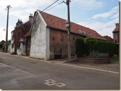 Wouteringen (Otrange), Rue des Combattants (tegenover de kerk). Het dak is vernieuwd