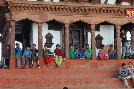 Obiective turistice Nepal:  Odihna in cerdacul unui templu