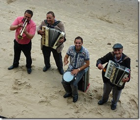 4 cheerful band playing  libertango