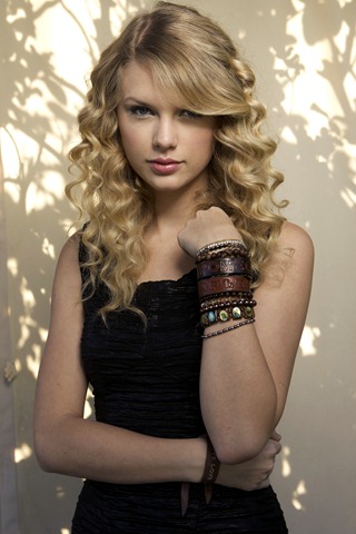 Taylor Swift with black dress looks lovely