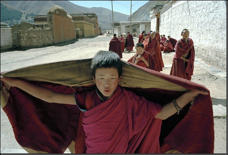 CHINA. Gansu Province. Xiahe. Novice Tibetan monks on their way to prayer. 1996.