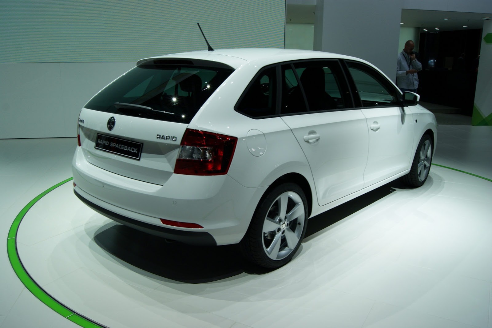 [2014-Skoda-Rapid-Sportback-23%255B2%255D.jpg]