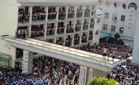 Demonstrators storm the municipal government building in Qidong, in a demonstration against pollution, 28 July 2012. The Chinese language Epoch Times reported that several thousand residents of the coastal city of Qidong in Jiangsu Province, China protested against dumping waste from the Japanese Oji Paper mill into the sea. Photo: AFP / Getty Images