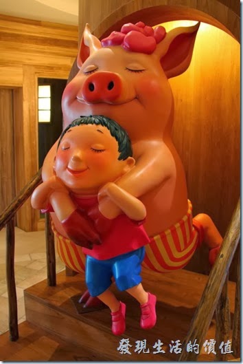 花蓮-翰品酒店。酒店的一樓大廳報到櫃台前，有可愛的粉紅豬，擁抱著想要飛翔的小男孩。