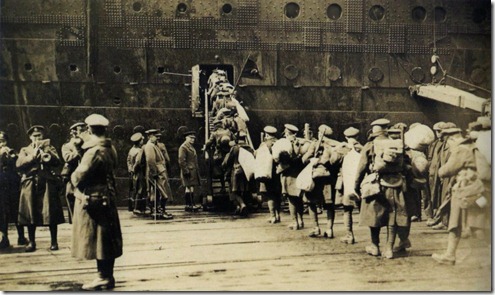 Soldados canadenses subindo a bordo Olympic após a Primeira Guerra Mundial para o seu regresso à terra natal