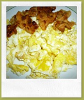 Panino con uova strapazzate e pancetta (4)