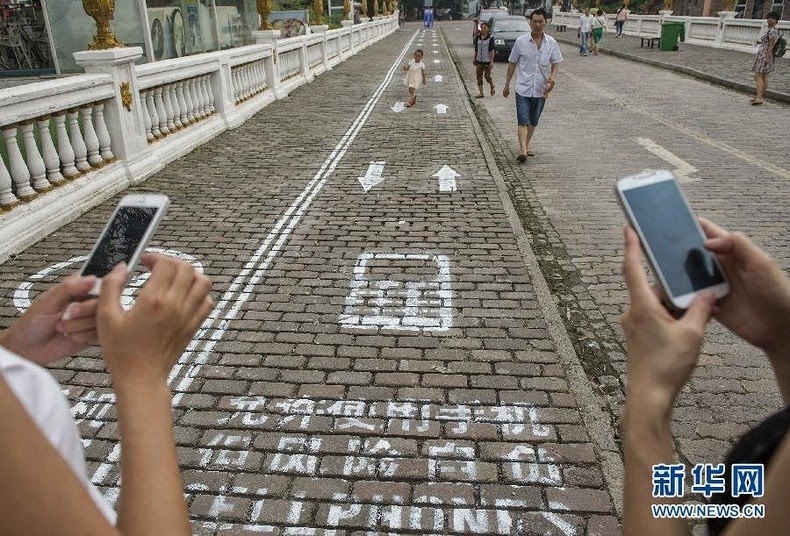 cellphone-sidewalk-chongqing-4