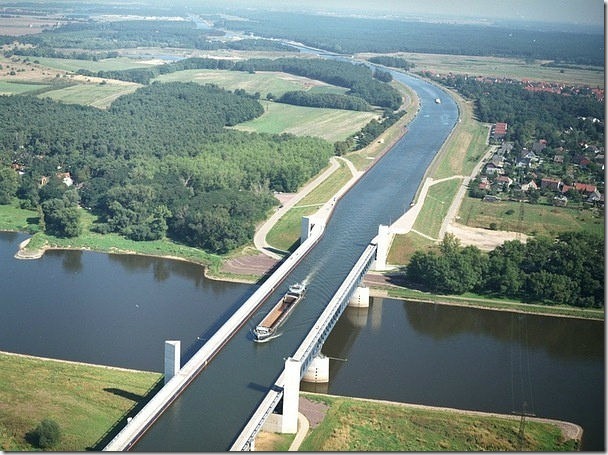 見過水上有水？這是德國的一條運河越過另一條河的畫面。