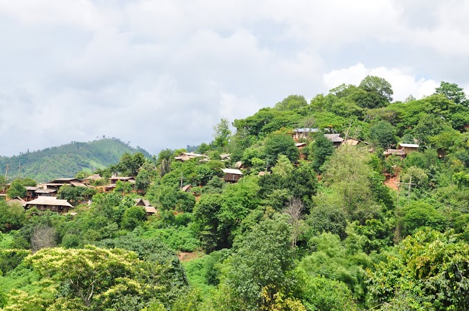 Imagini Thailanda: Peisaj cu casele pe munte din satul Akha, Akha, Thailanda