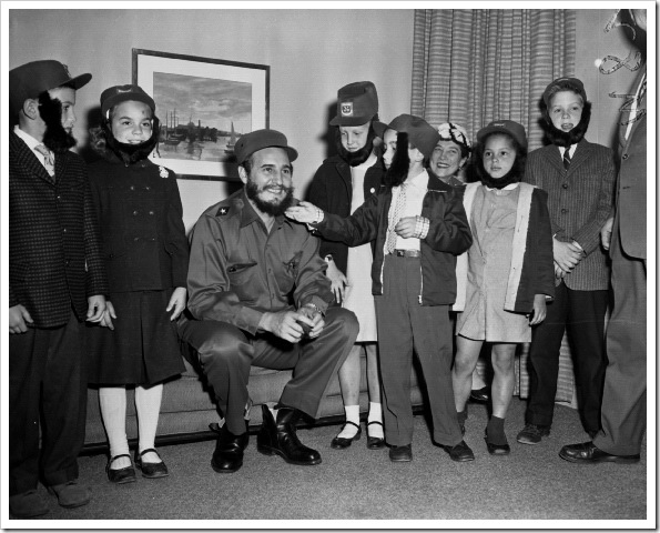 fidel-castro-meets-school-children-1959