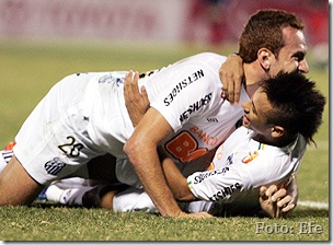 Neymar (dir.) e Zé Love celebram o 3º gol do Santos [Foto - Andres Cristaldo - Efe]