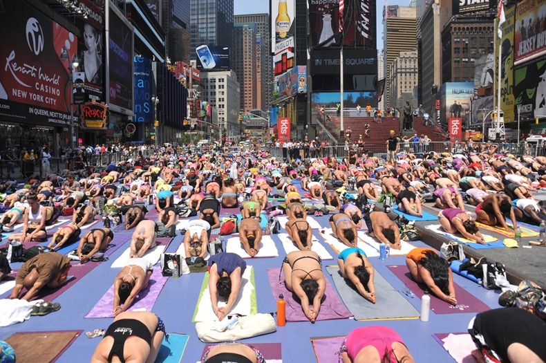 FootModeling503 Yoga Feet In the City With Urban Waterfalls