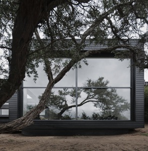 Ridge road residence de studiofour casa-con-fachada-de-madera-negra