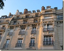 Sur la figure, prise rue Froidevaux, on voit une cheminée de balcons en bow-windows