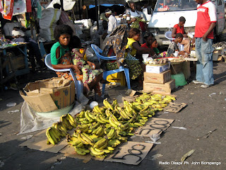 Une vue des vendeuses des fruits au marché central de Kinshasa, ce 19/03/2011. Des fruits étalés de par le sol sur la chaussée principale qui traverse le marché. Radio Okapi/ Ph. John Bompengo