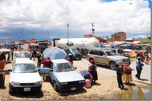 El Alto: Una parte de los feriantes del Puente Vela no tiene permiso
